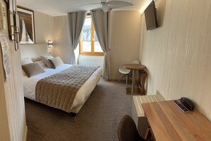 高级双人房或双床房 | 高档床上用品、客房内保险箱、特色装修、特色家居