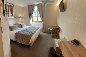 Ropa de cama de alta calidad y caja de seguridad en la habitación 