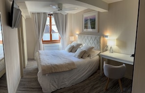 Quarto casal | Roupas de cama premium, cofres nos quartos, individualmente decorados