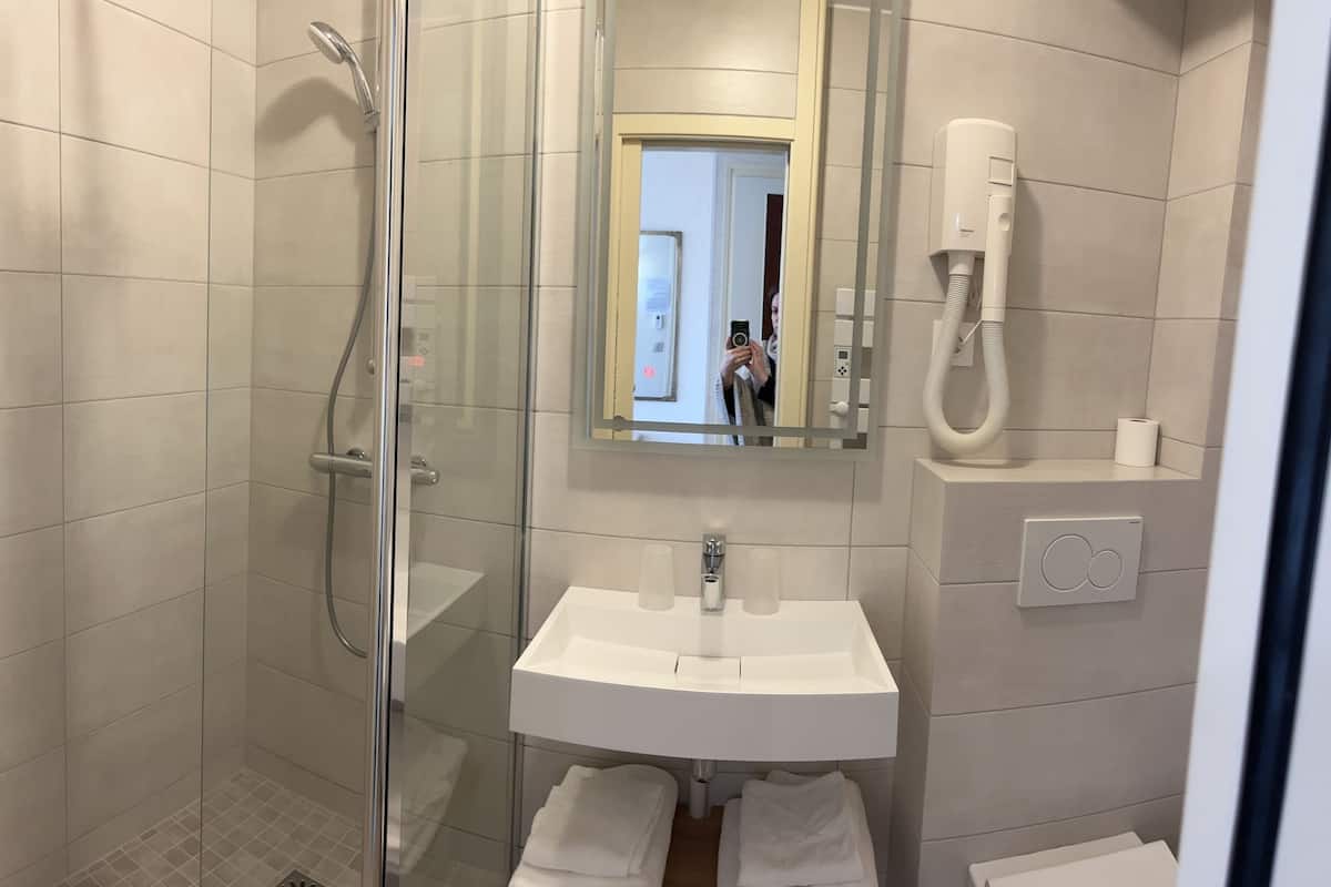 Doppia Comfort | Bagno | Doccia, set di cortesia gratuito, asciugacapelli, asciugamani