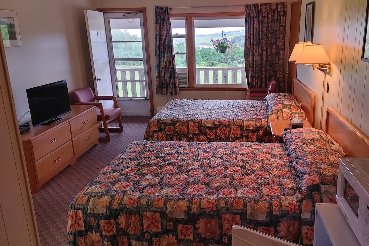 Panorama kamer, 2 tweepersoonsbedden, niet-roken, gedeeltelijk uitzicht op zee | Een bureau, verduisterende gordijnen, een strijkplank/strijkijzer