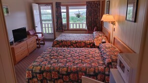 Panorama kamer, 2 tweepersoonsbedden, niet-roken, gedeeltelijk uitzicht op zee | Een bureau, verduisterende gordijnen, een strijkplank/strijkijzer