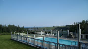 Una piscina al aire libre de temporada