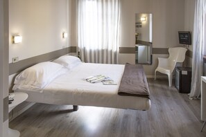 Standard Room, 1 King Bed | Minibar, desk, cots/infant beds, free WiFi - Albergo Al Cacciatore Tortellinando (Valeggio sul Mincio)
