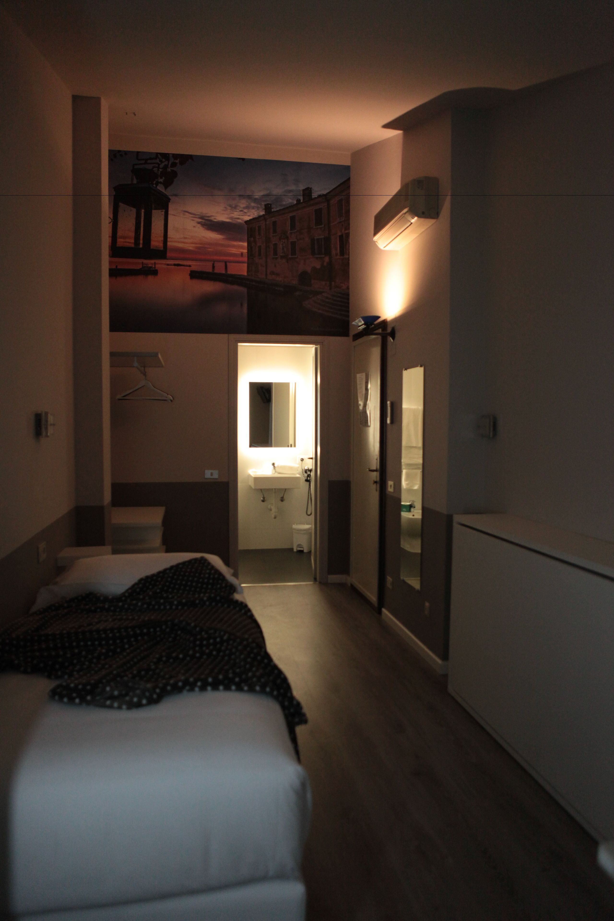 basic double room, 1 bedroom | minibar, desk, cots/infant beds, free wifi