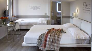 Tremannsrom | Minibar, skrivebord, barnesenger og wi-fi (inkludert)