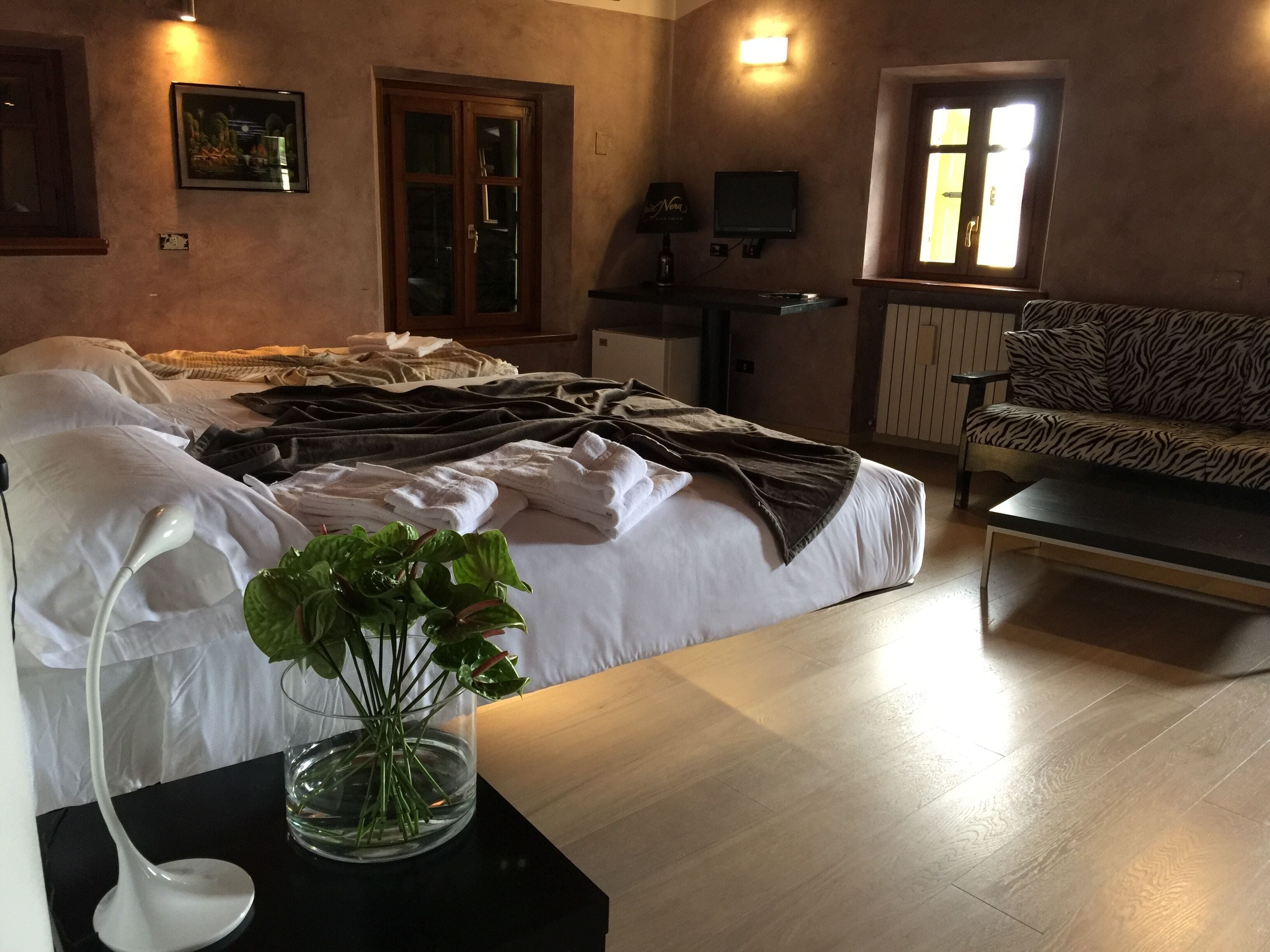 junior suite, garden view | minibar, desk, cots/infant beds, free wifi