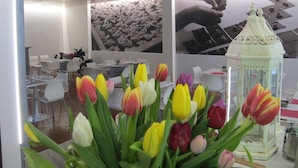 Un espace repas avec des tables, des chaises et une lanterne décorative.