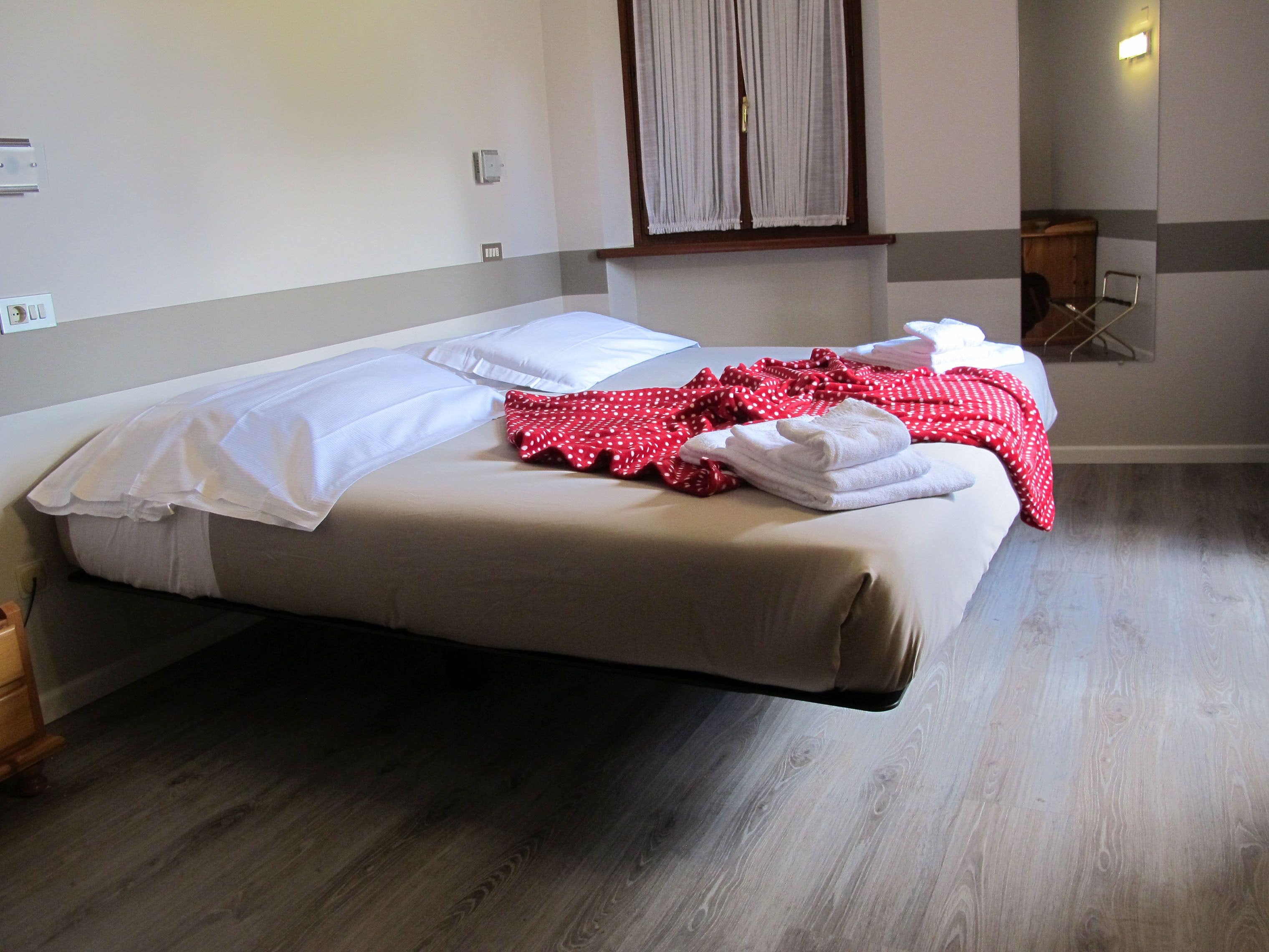 standard room, 1 king bed | minibar, desk, cots/infant beds, free wifi