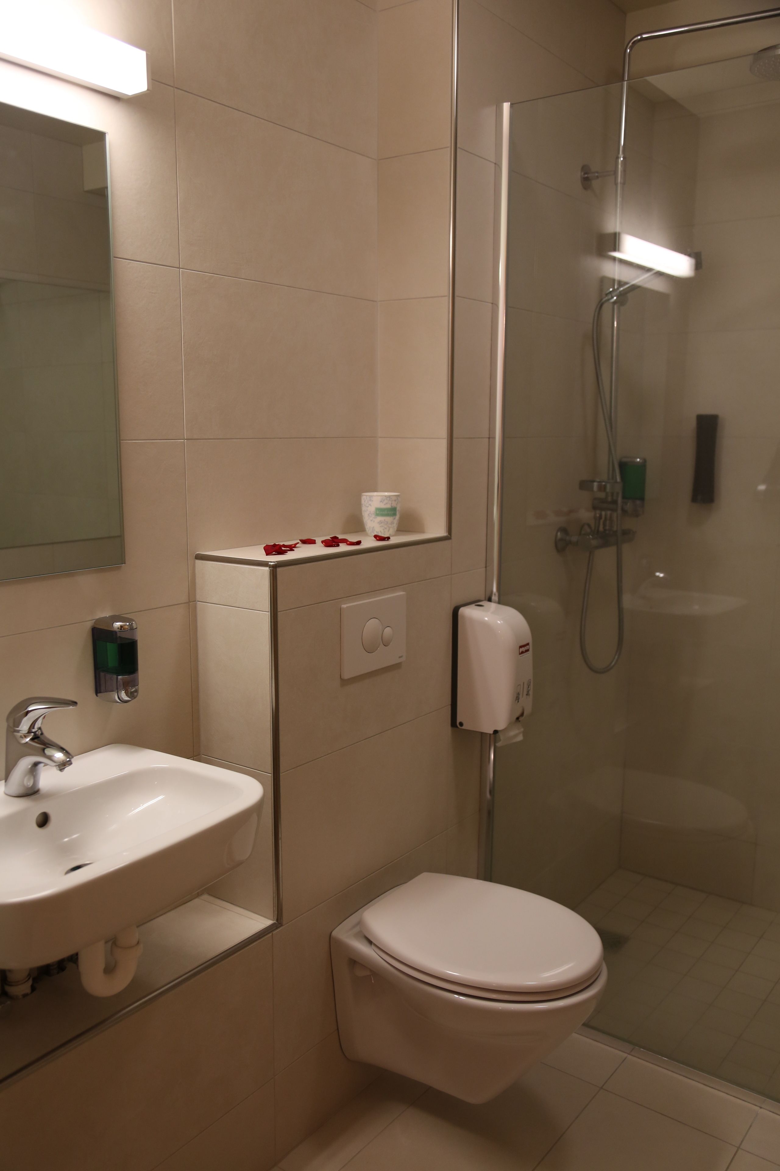 family suite | bathroom | shower, free toiletries, hair dryer, towels