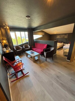 Family Suite | Living area | Flat-screen TV - Hotel Kjarnalundur (Akureyri)