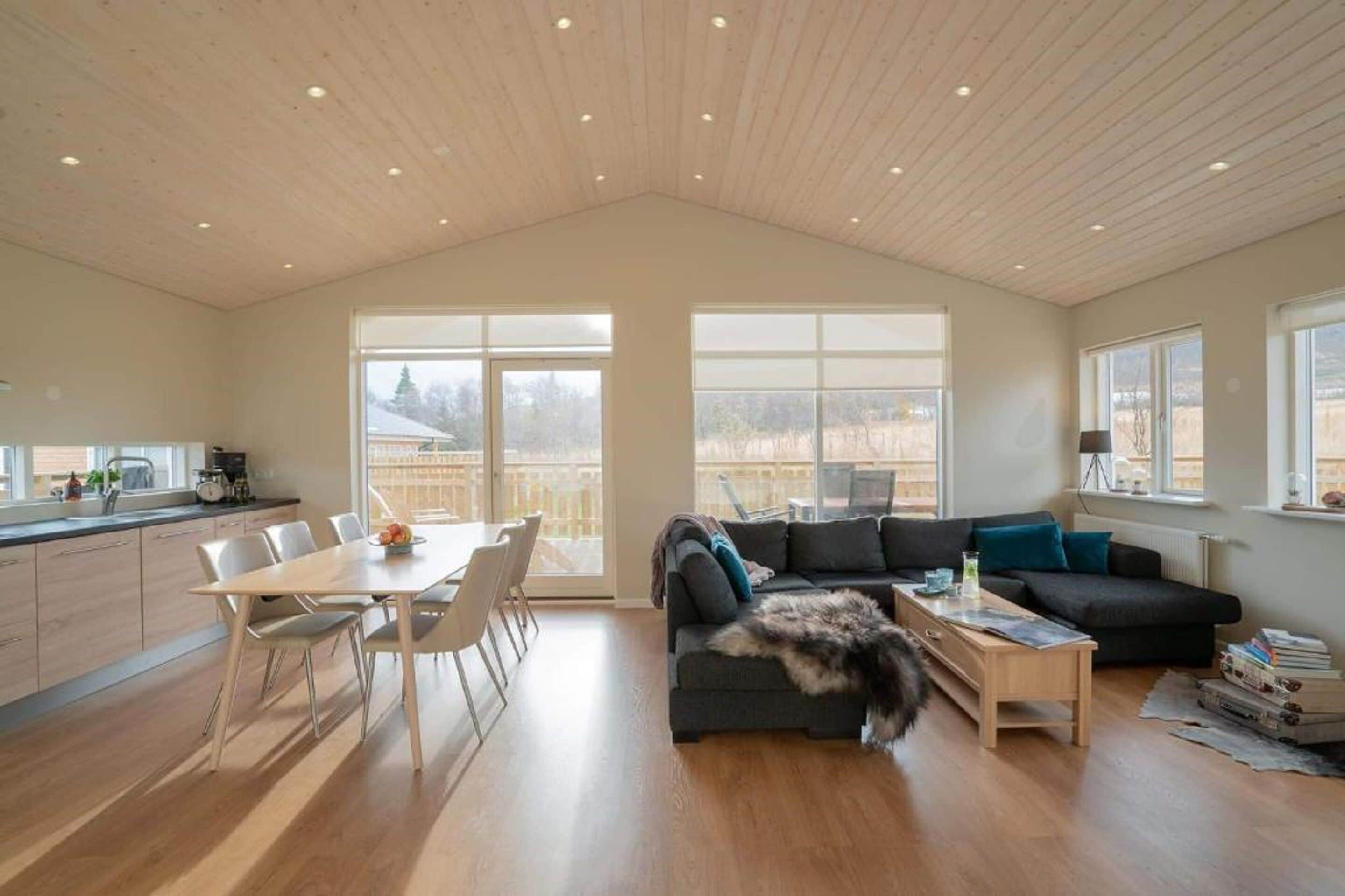 panoramic cottage, 3 bedrooms, mountain view | living room | flat-screen tv