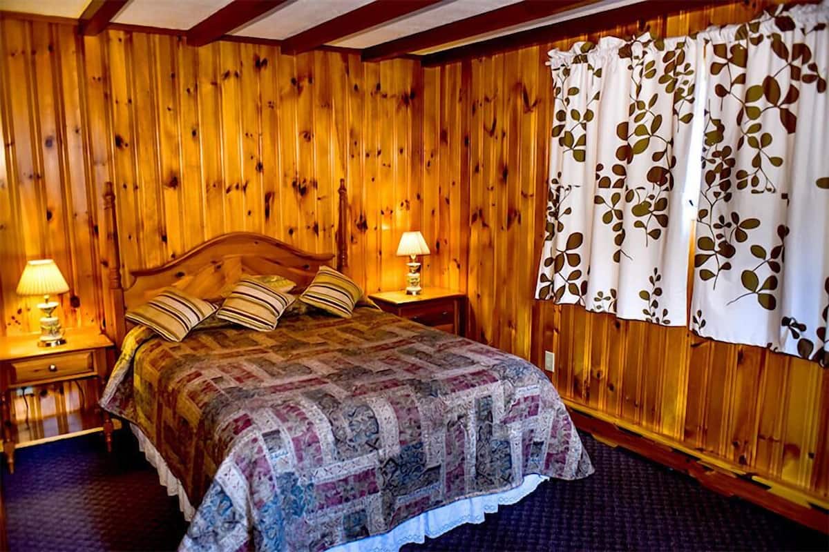 Honeymoon Room, 1 Queen Bed, Hot Tub, Beach View | Free cribs/infant beds, bed sheets