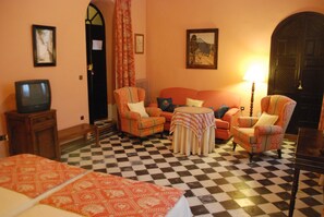 Een gratis minibar, een kluis op de kamer, een bureau