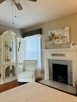 Ropa de cama de alta calidad, minibar y decoración personalizada 