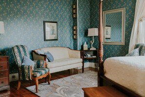 Suíte romântica, 1 cama Queen, vista para o jardim | Banheiro | Produtos de toalete grátis, secador de cabelo, roupões de banho 