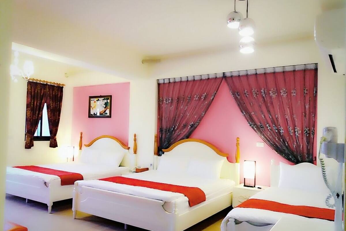 Family Room, Bathtub (5 people) | 1 bedroom, desk, blackout drapes, free WiFi