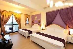 Escritorio, cortinas blackout y wifi gratis 