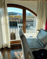 Camera doppia | Una scrivania, insonorizzazione, Wi-Fi gratuito