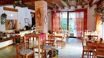 Desayuno buffet diario (EUR 5 por persona)