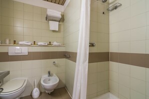 Habitació triple econòmica | Bany | Dutxa i assecador de cabells 