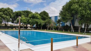 Seasonal outdoor pool, open 4:30 PM to 8:30 PM, pool loungers - Hotel Castilla Torrijos (Torrijos)