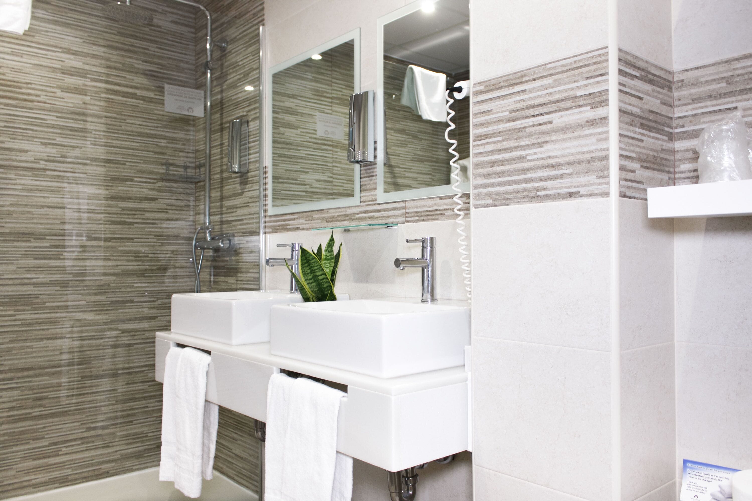 family room (superior) | bathroom | combined shower/bathtub, free toiletries, hair dryer, towels