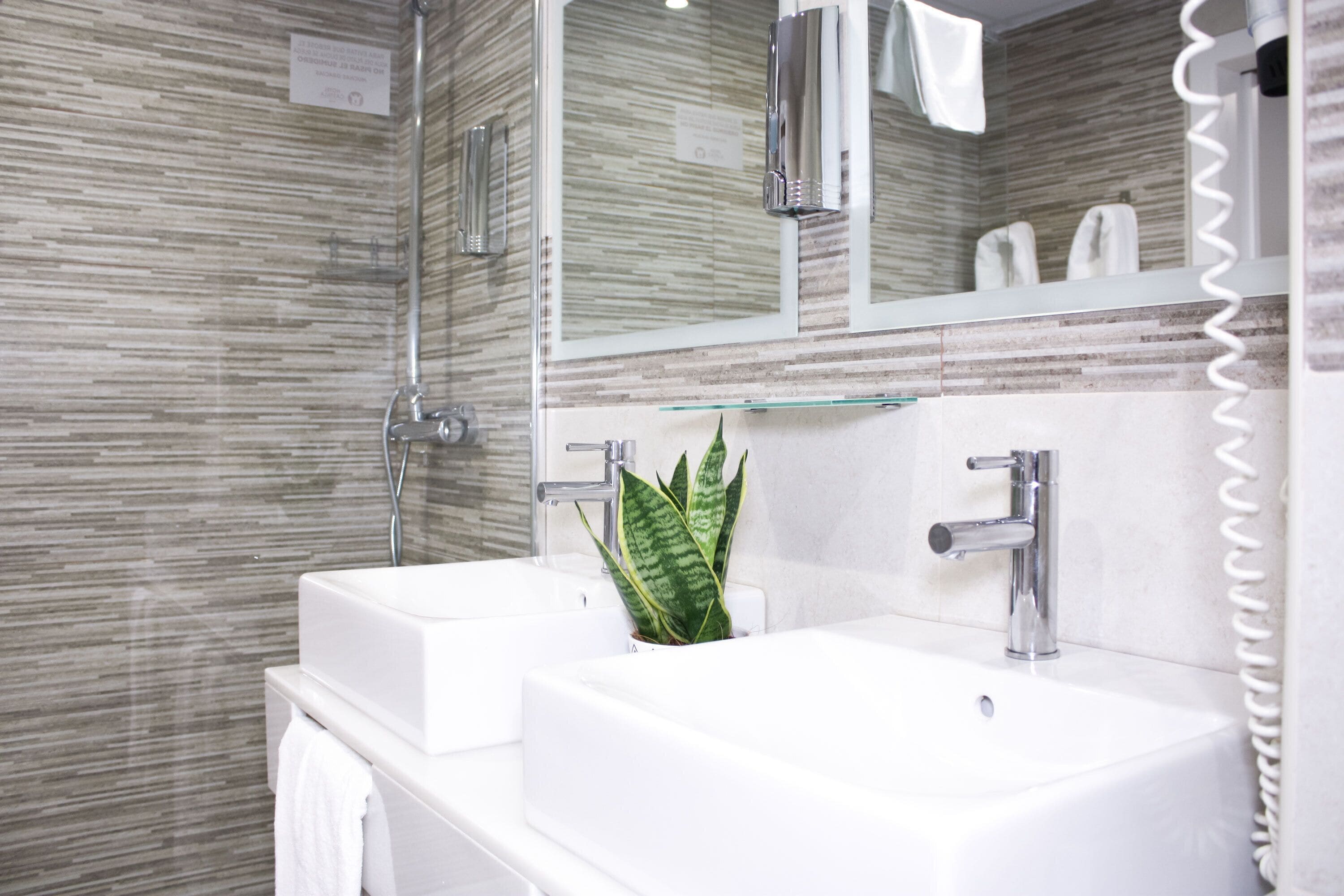 family room (superior) | bathroom | combined shower/bathtub, free toiletries, hair dryer, towels