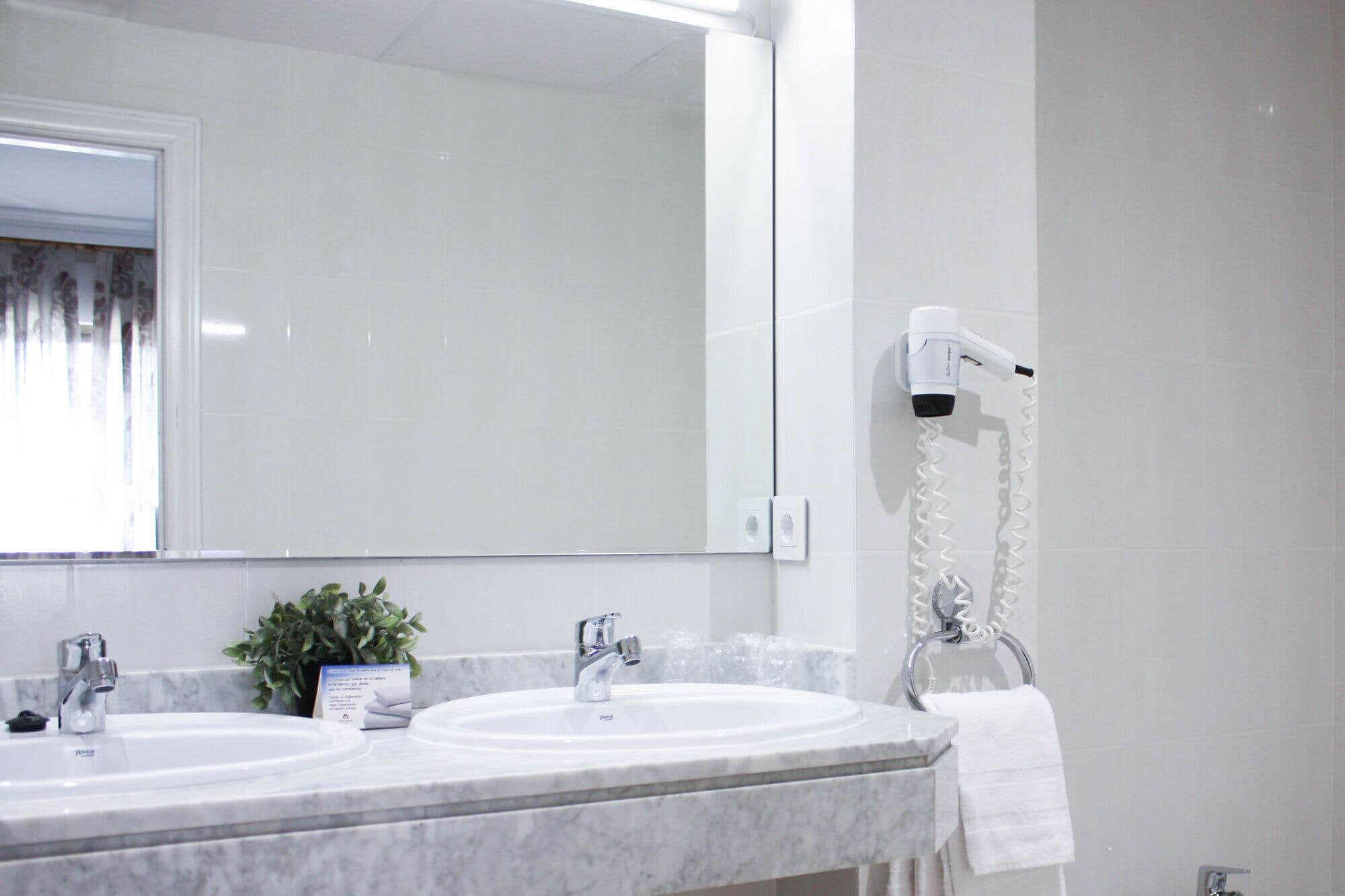 family room | bathroom | combined shower/bathtub, free toiletries, hair dryer, towels