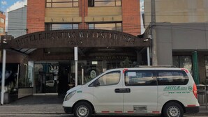 A hotel building with a sign reading "HOTEL EJEUTIVO LA ESPERANZA" and a white van parked in front. - Hotel Ejecutivo Av Esperanza (Bogotá)