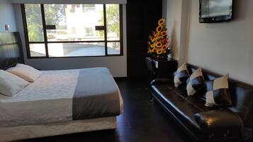 Caja de seguridad en la habitación, escritorio y cortinas blackout