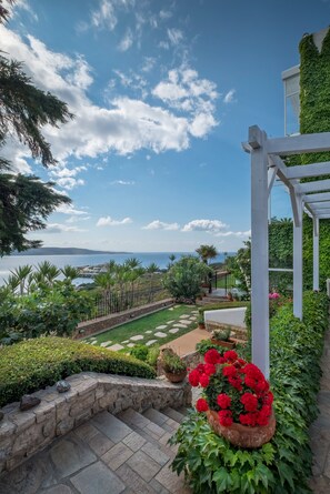 Courtyard - Sounio Villa (Lavreotiki)