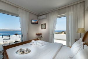 Villa, piscina privada, vistas al mar | 4 dormitorios, ropa de cama de alta calidad, caja fuerte y escritorio