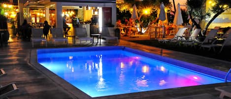 Una piscina al aire libre de temporada