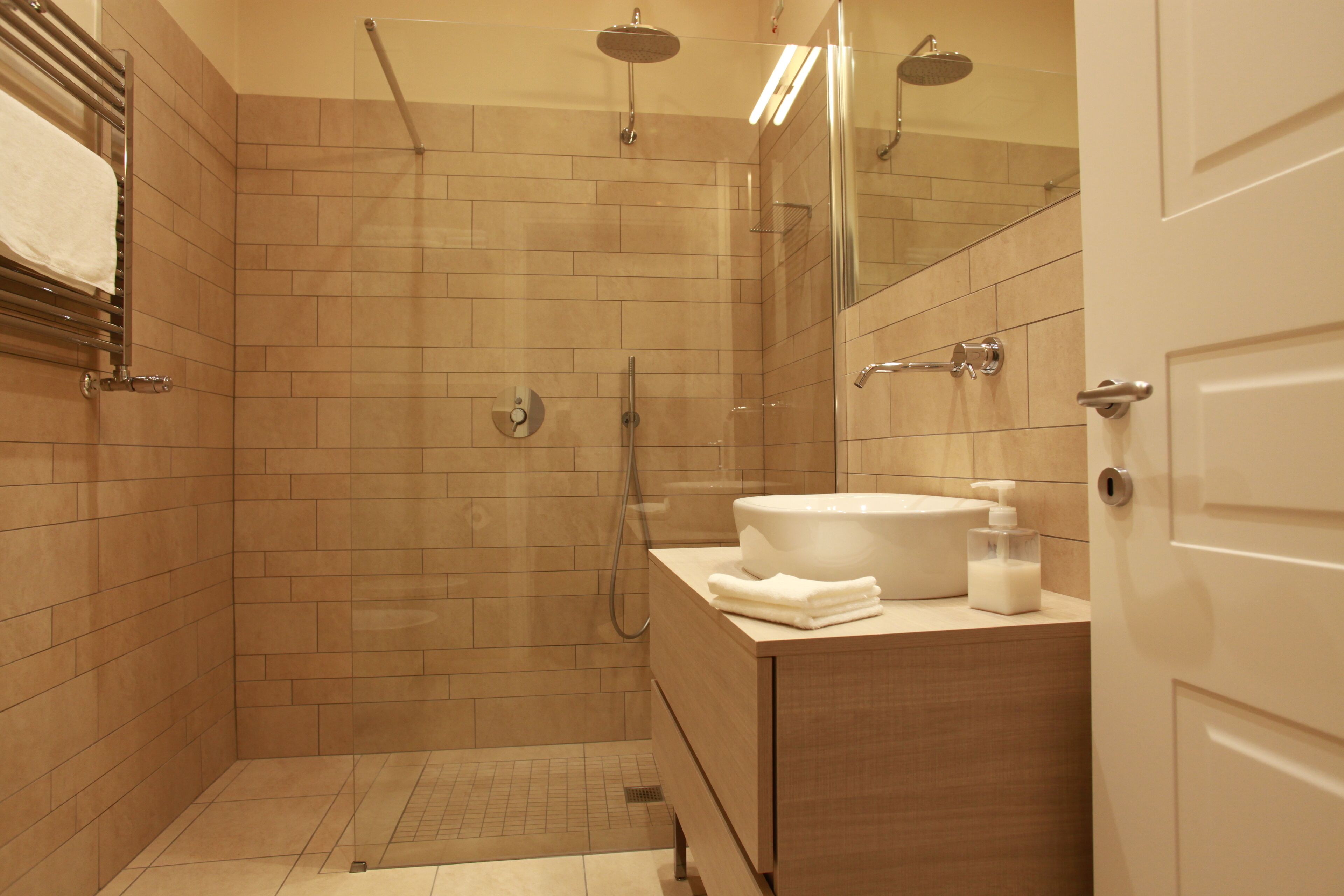 classic double room | bathroom | free toiletries, hair dryer, bidet, towels