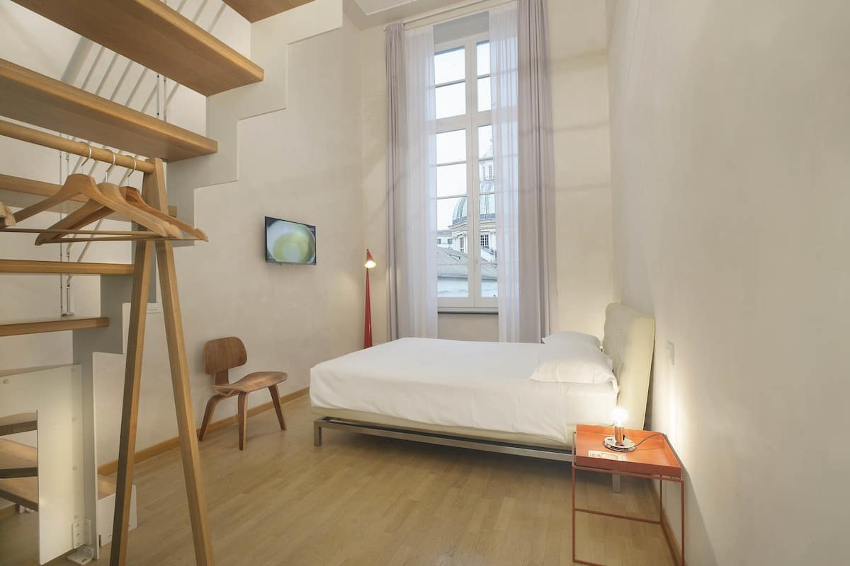 Habitación cuádruple superior, vistas a la ciudad | Ropa de cama de alta calidad, caja fuerte, cortinas opacas