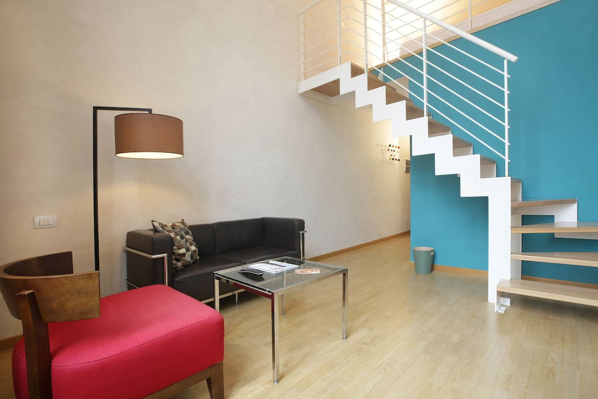 Habitación Deluxe doble, vistas a la ciudad | Zona de estar | Una televisión LED
