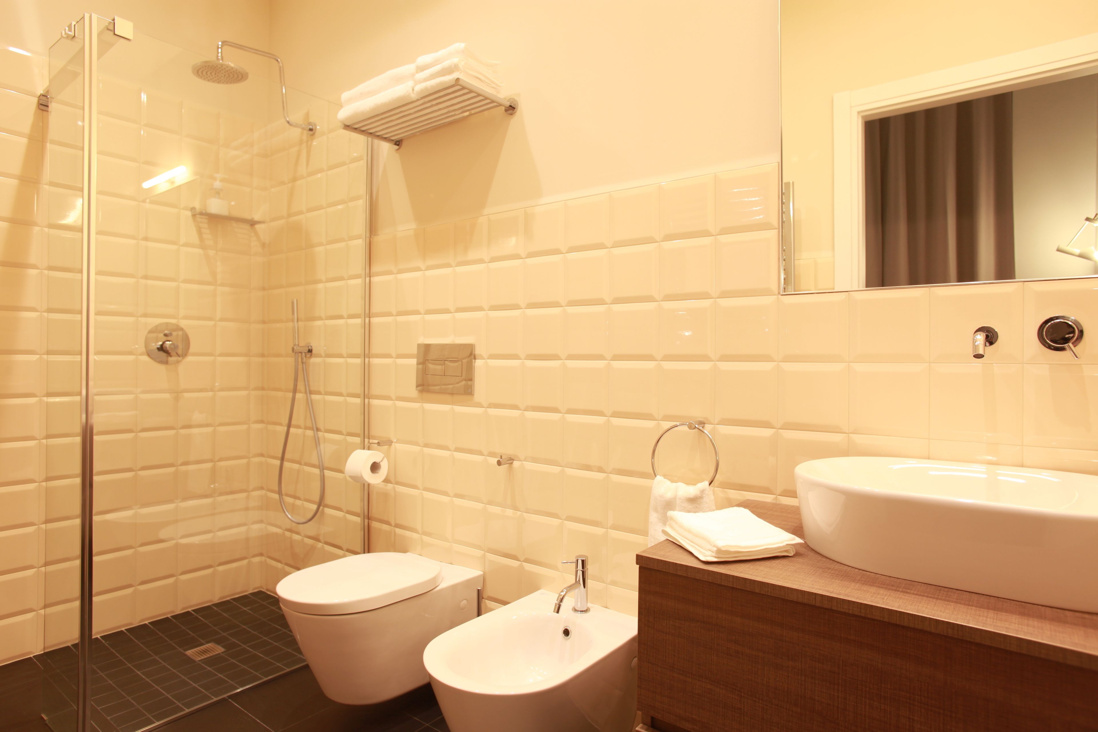 classic double room | bathroom | free toiletries, hair dryer, bidet, towels
