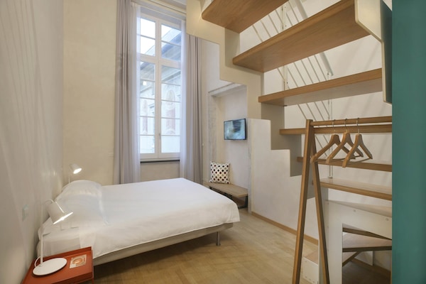 Habitació triple superior, vistes a la ciutat | Roba de llit d'alta qualitat i caixa forta a l'habitació