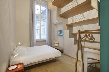 Ropa de cama de alta calidad y caja de seguridad en la habitación