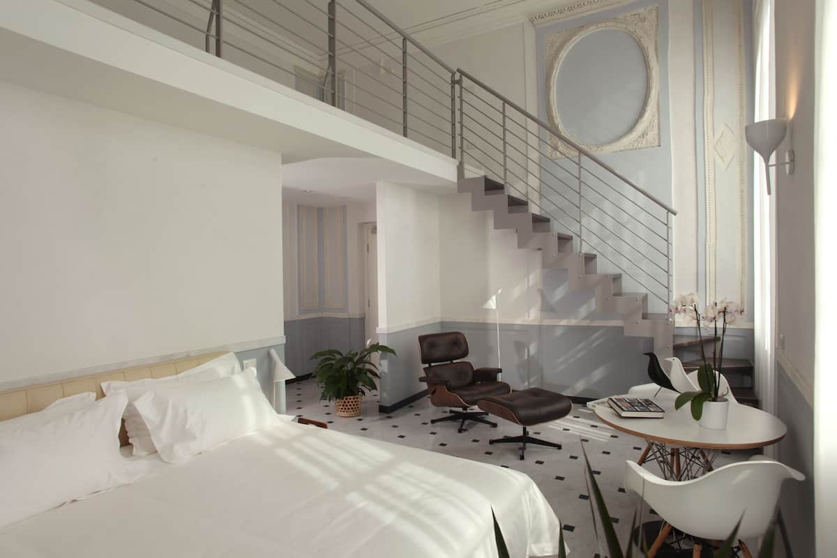 Suite junior (4 Adults) | Ropa de cama de alta calidad, caja fuerte, cortinas opacas