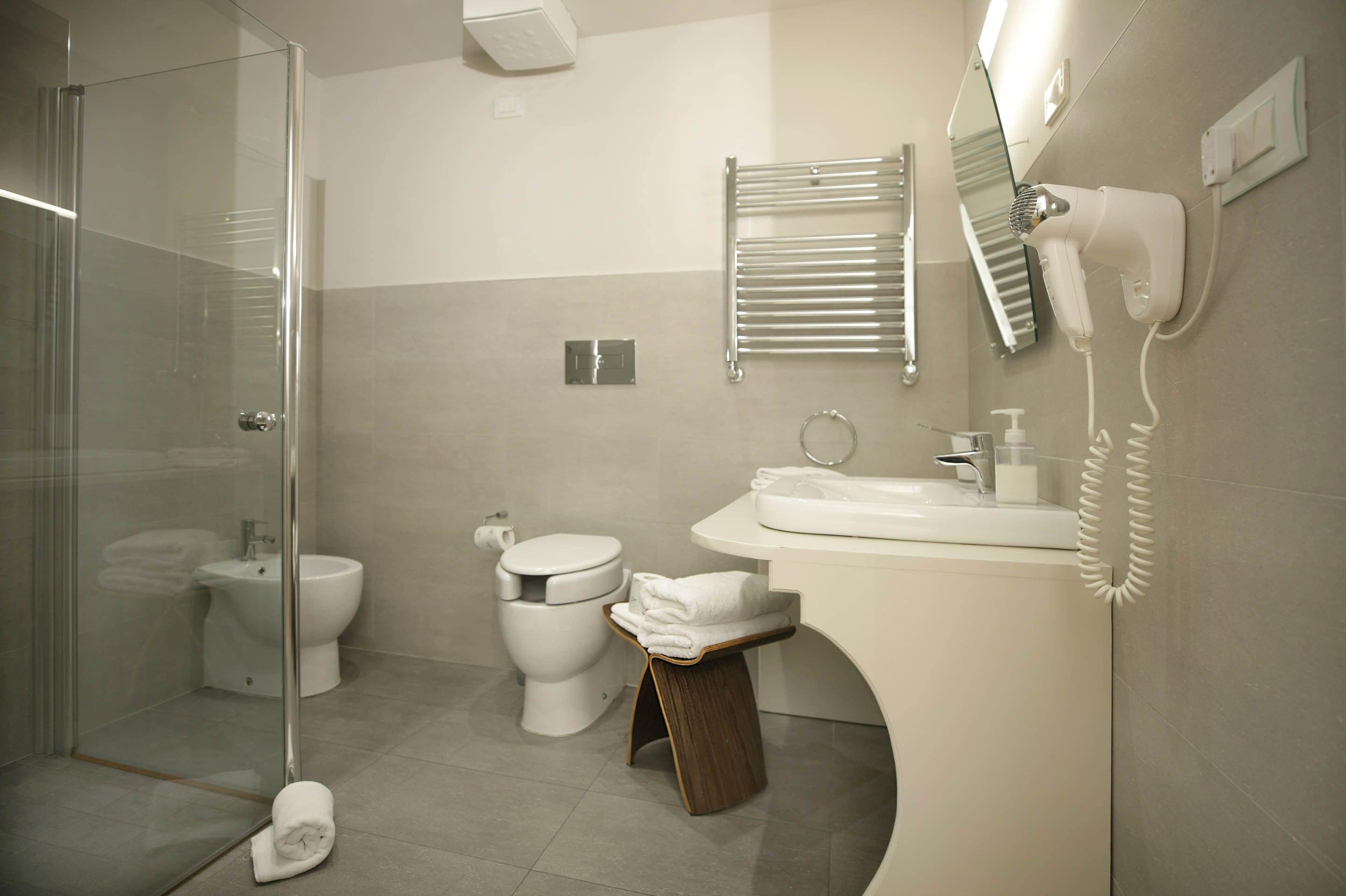 superior quadruple room, city view | bathroom | free toiletries, hair dryer, bidet, towels