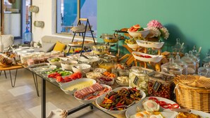 Una mesa de buffet con diferentes opciones de comida y una cesta de mimbre.