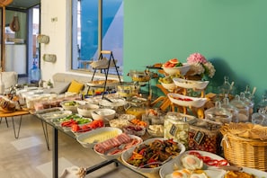 Desayuno buffet (EUR 7 por persona)
