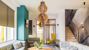 Una sala de estar moderna con un conjunto de sofá, una mesa de centro y una lámpara colgante.