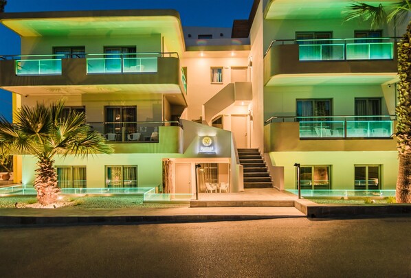 Fachada da propriedade à noite