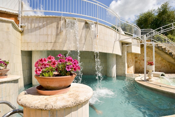 Outdoor pool, open 9:00 AM to 7:00 PM, pool loungers