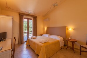 Habitación clásica con 1 cama doble o 2 individuales | Minibar, caja fuerte, escritorio y sistema de insonorización