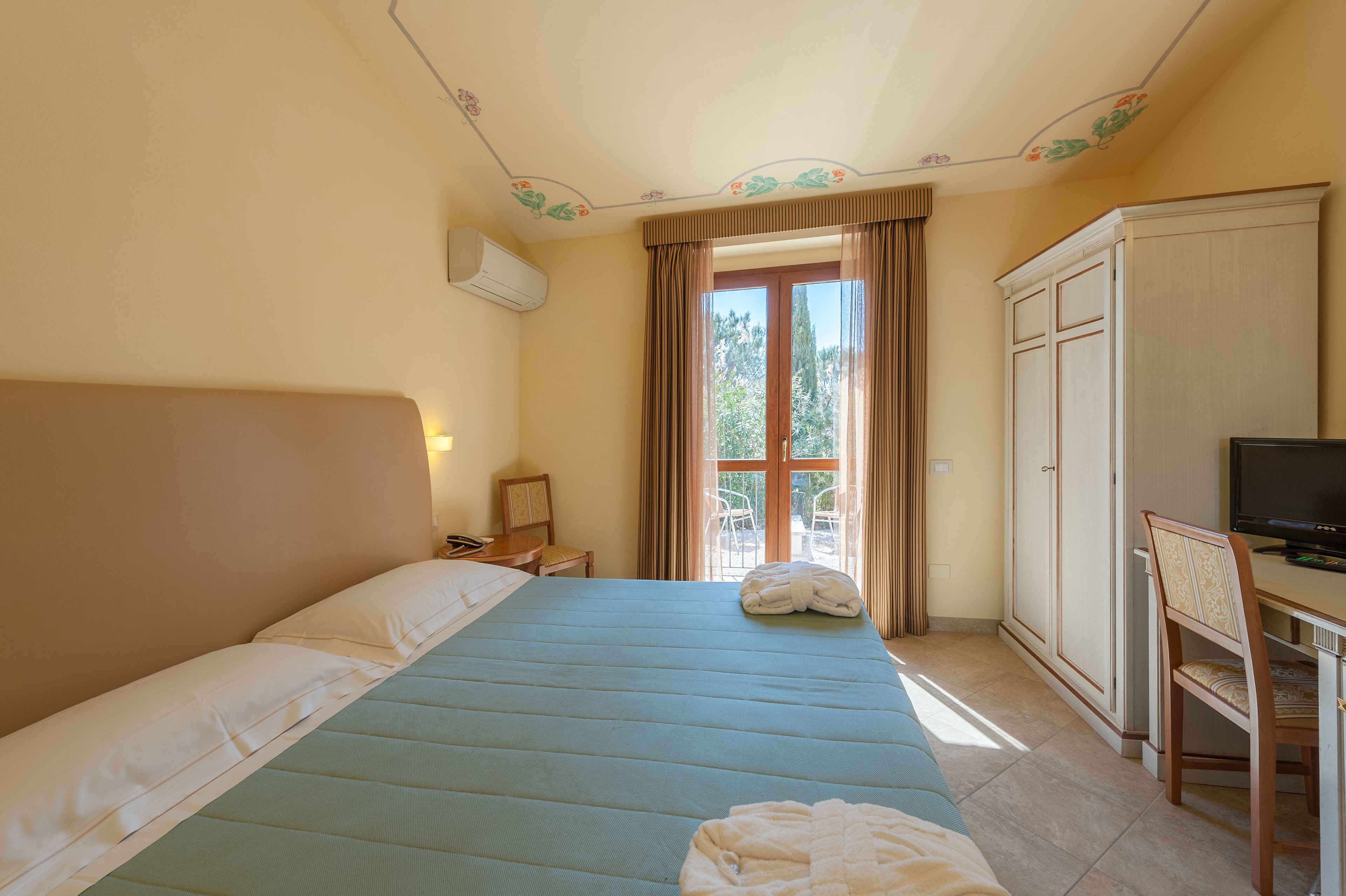 economy double room | minibar, in-room safe, desk, soundproofing