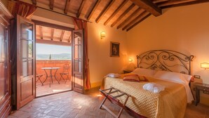 Une chambre à coucher avec un lit, une fenêtre, une porte et une vue sur l’extérieur.